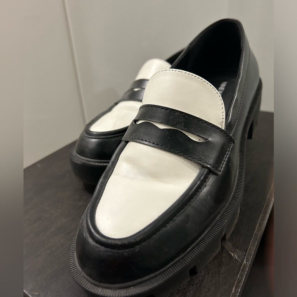 Black & White Size 6 Loafer